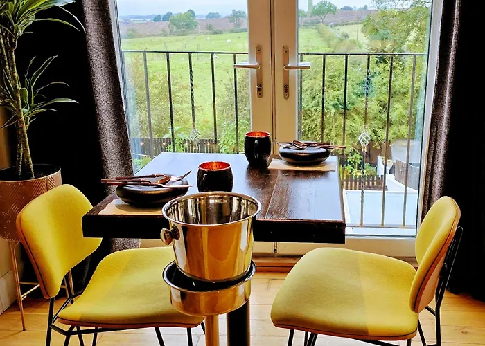 The Green Monkey Lux Suite At The Grumpy Schnauzer B&B Private Hot Tub, Gym, Breakfast, Stunning!