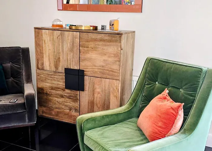 The Orange Fox Lux Room And Hot Tub At The Grumpy Schnauzer Guest House